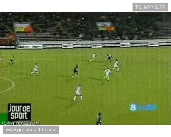 足球门前凌空撞射挂网：每一脚都是激情的释放